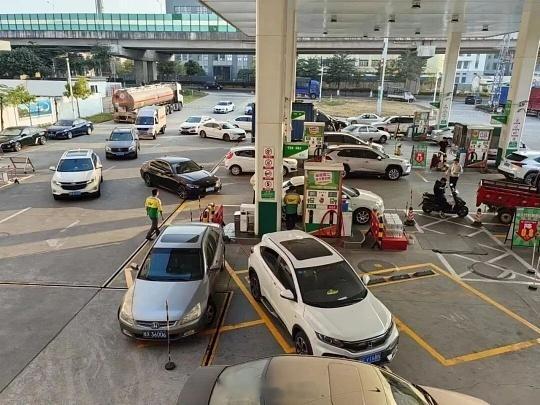 燃油车卖不动了加油站怎么办燃油车卖不动，加油站就会转型综合加能站，新增充电桩、便