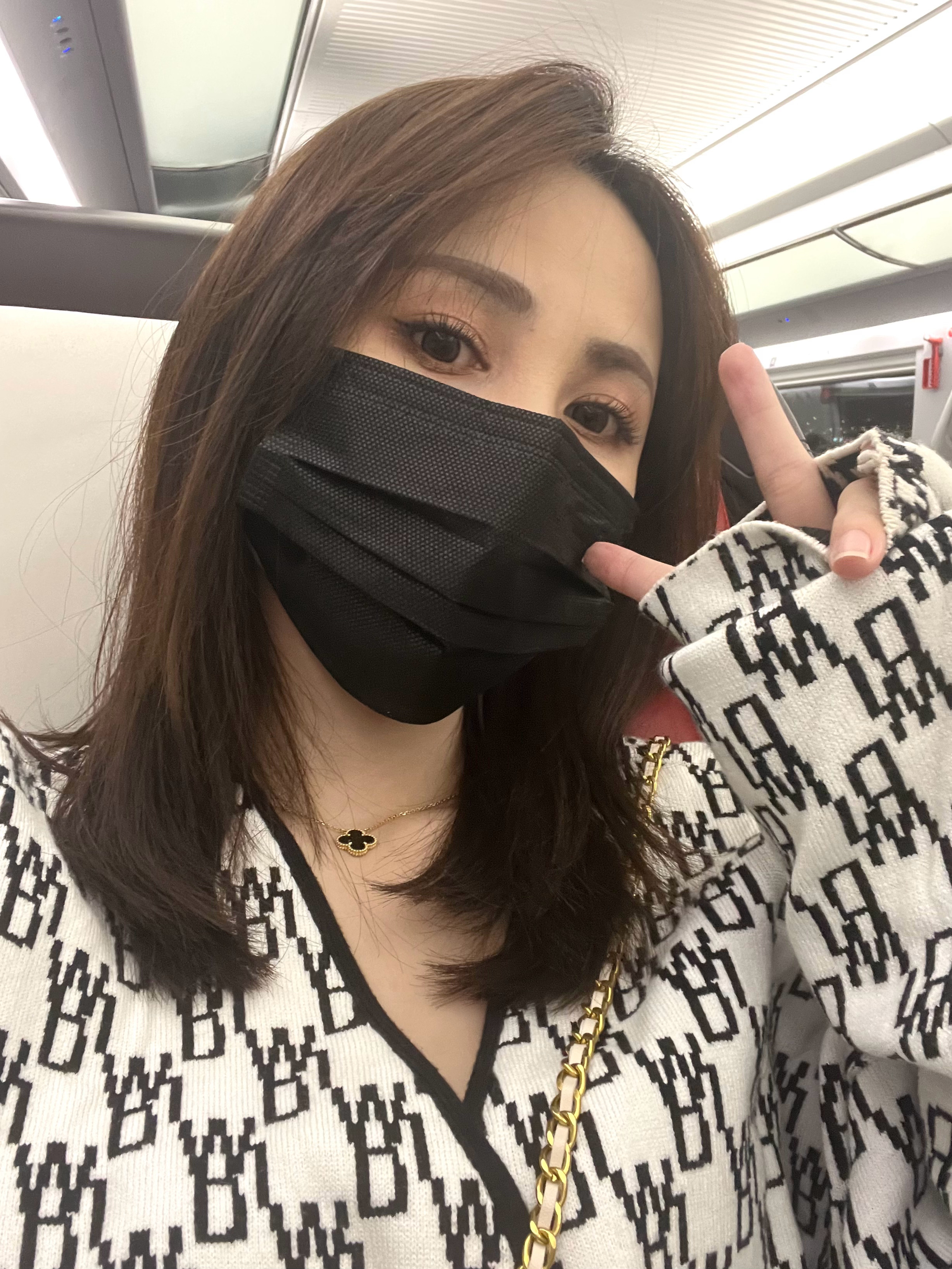 翻到了21年短发的照片当时的眉毛和眼妆就这么一言难尽了啊[单身狗] ​​​