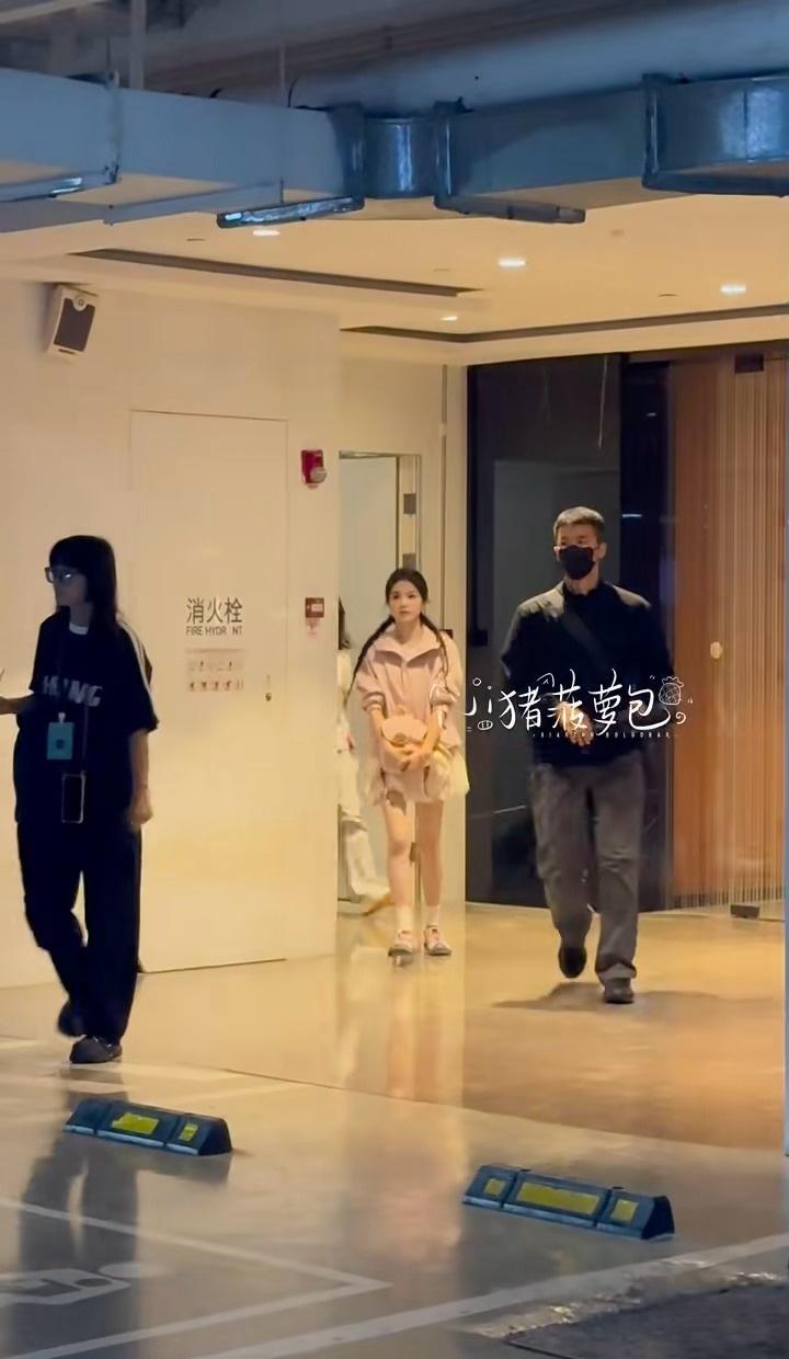 梦妍扑面而来的少女气息[爱慕][爱慕]

白鹿麻花辫粉白花苞裙少女感
白鹿麻花辫
