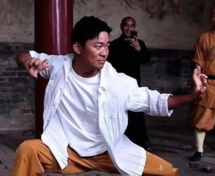 一次，郭德纲问王宝强：“你在少林寺练了6年武术，那你最多能打多少人啊？”王宝强傻