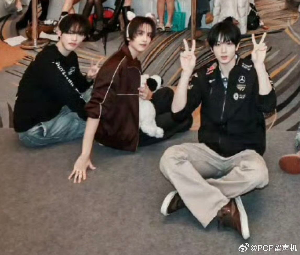 薛之谦咋还和朴志晟合过影啊 