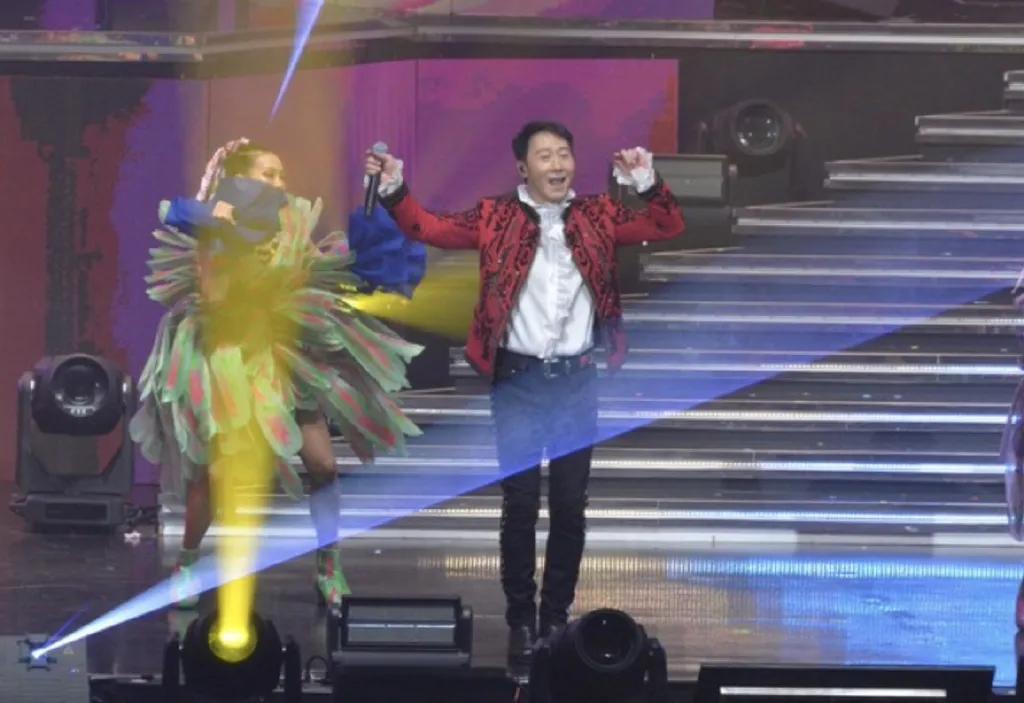 四大天王里，好像就黎明不会跳舞吧？
整场演唱会几乎都是干站着，舞台感染力跟其他三