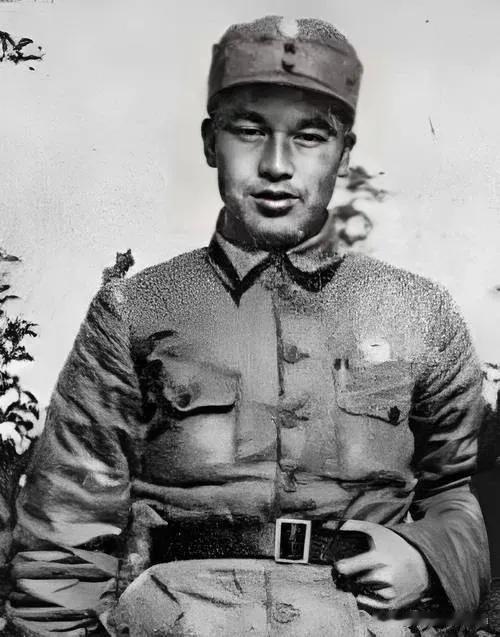 1934年冬天，湘江边上，红军正血战突围，战火里，红九军团22师的师长周子昆浑身