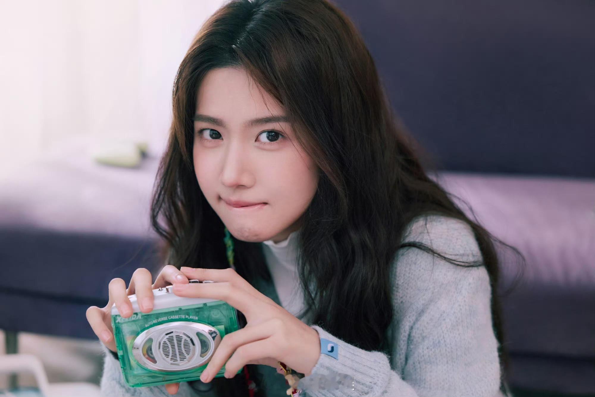 胡羞李佳平行线因卢昱晓相交。无论是胡羞的旷野还是李佳的灯下，都是女性角色“忠于自