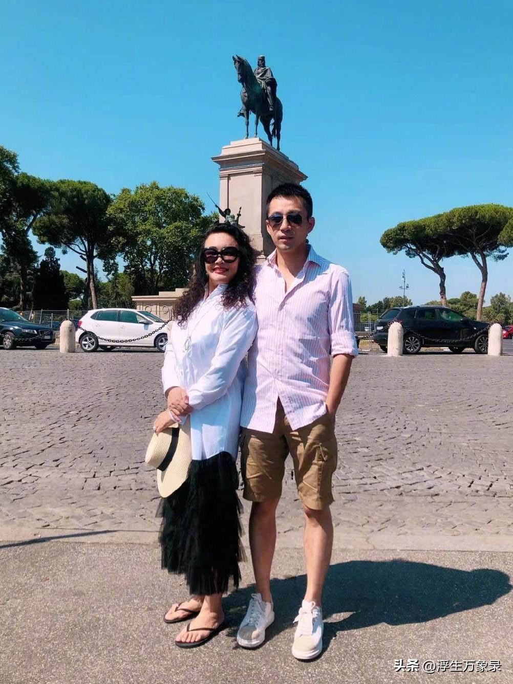 没和张兰撕破脸之前，汪小菲的日子，是不少人眼里“被宠着长大”的模样。
 
那时候