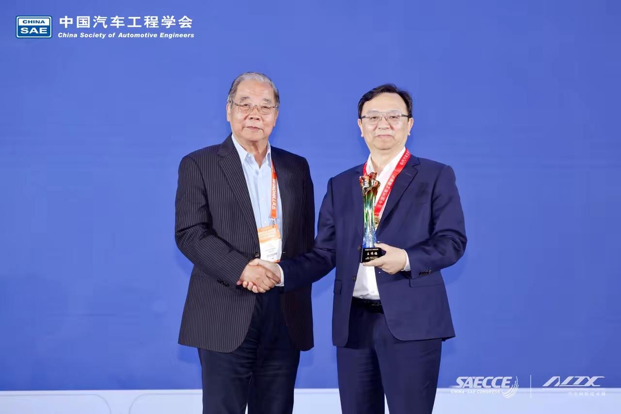 王传福拿了汽车界最高奖，比亚迪102万员工这数真够猛
 
昨天看到汽车工程学会年