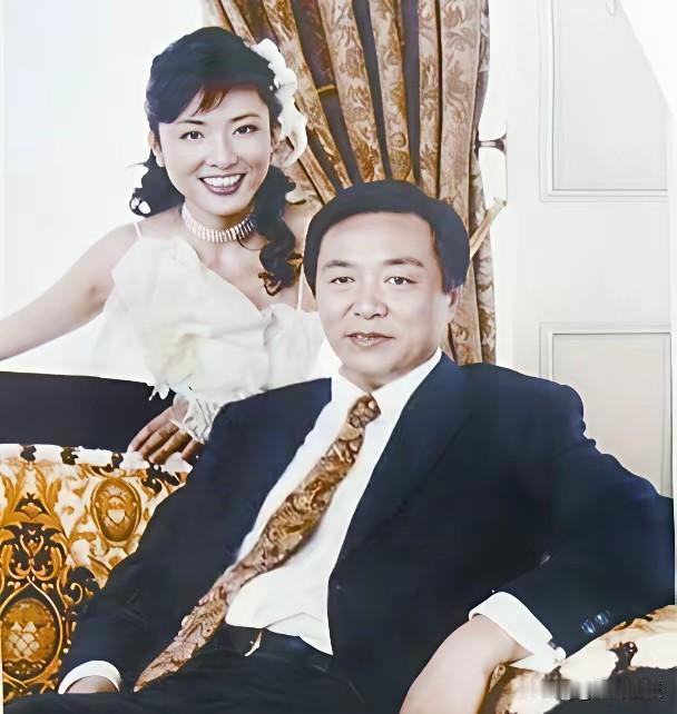 四位知名明星夫妻同框比拼！大家擦亮眼睛看一看，你觉得哪一对最有夫妻相？
图一：周