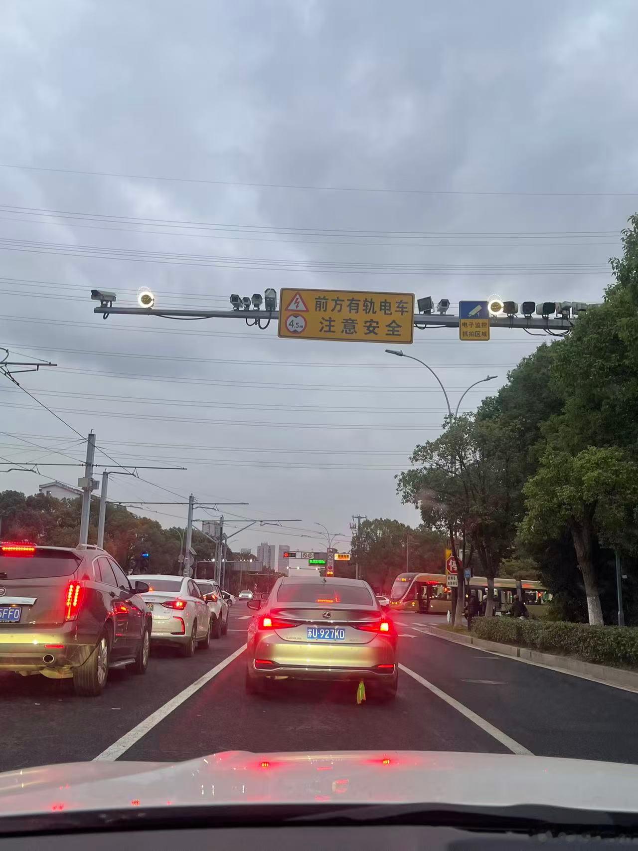 不管你是 VLA，WM，还是 VLM，这种牌子你可千万别漏检😱