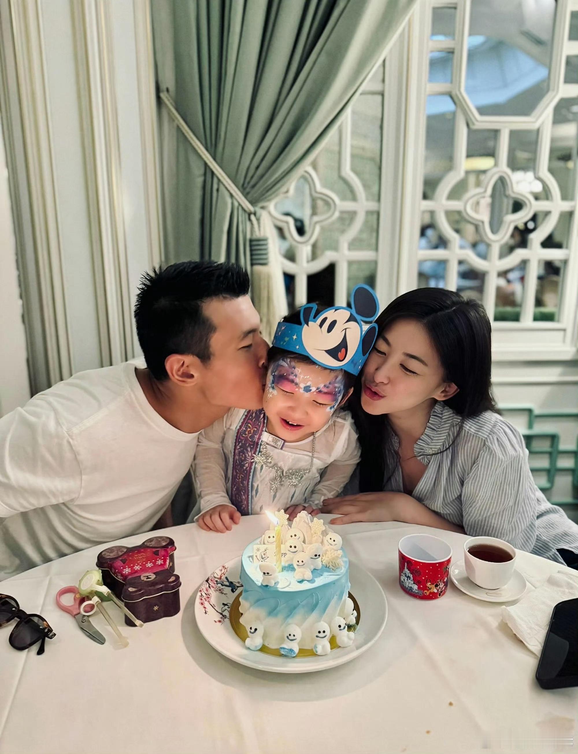 朱珠和丈夫带女儿在迪士尼庆生朱珠夫妇给女儿庆生超有爱！小珠宝颜值在线还自信，温馨