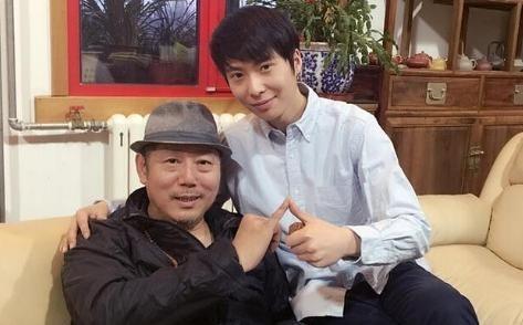 1993年，已经成为意外富翁的李成儒，把糟糠妻和6岁的小儿子扫地出门，自己住豪宅