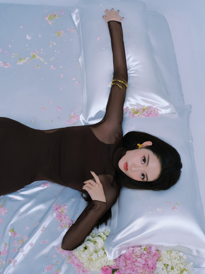 王玉雯透纱紧身裙 王玉雯透纱紧身裙，王玉雯微博之夜出图 ，身材曲线好到爆炸，完全