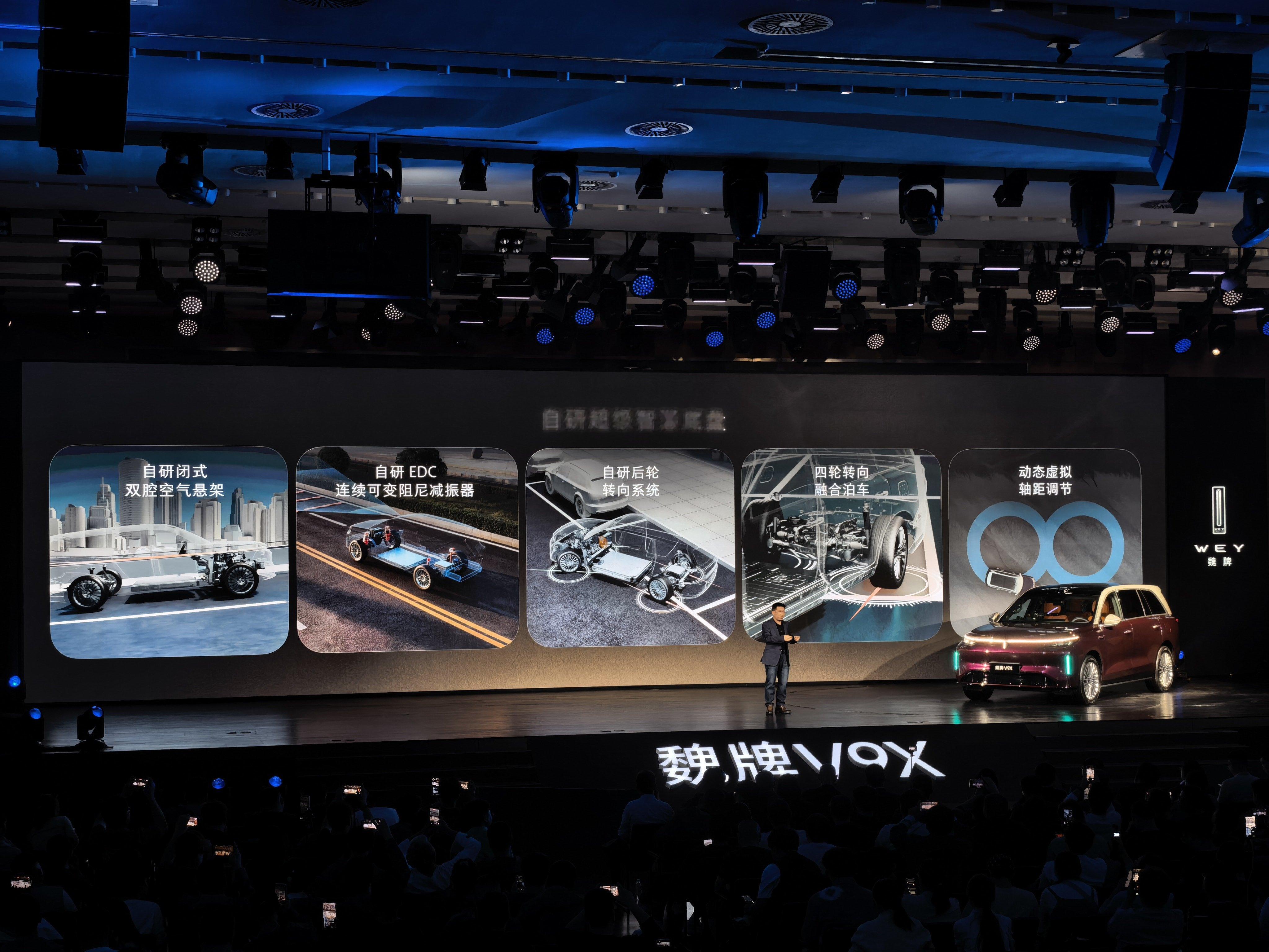 今天我也看到实车了！当时是不是充电的地方，我还在想应该不能吧....没想到真的能