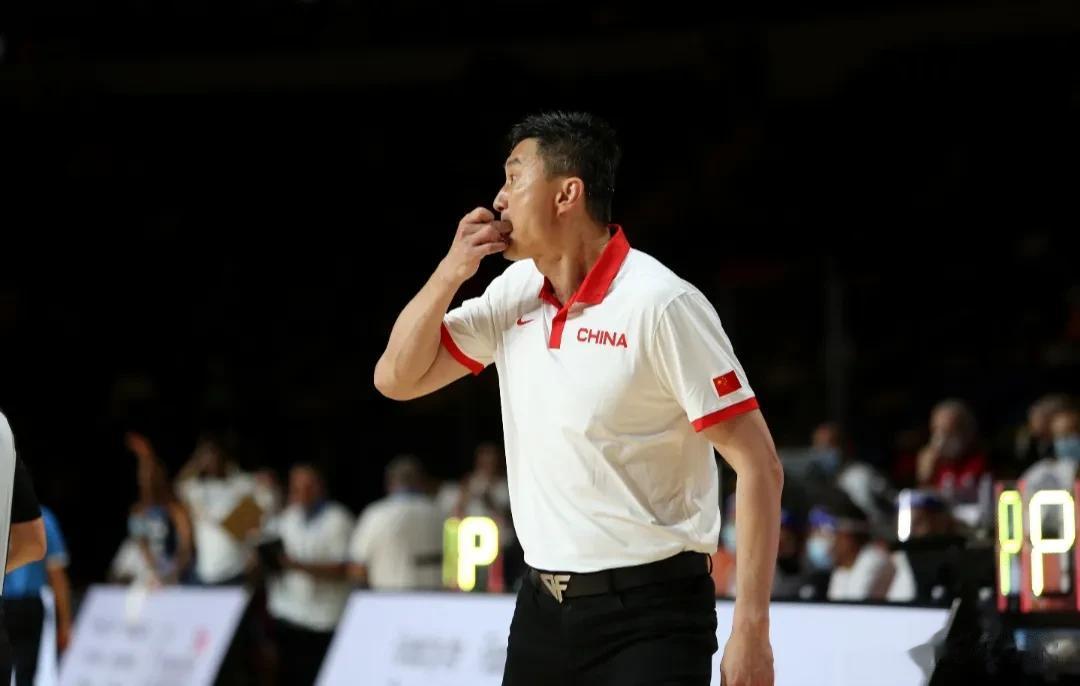 随着中国男篮2连败，事实证明世界杯更合适的主教练如下！

1，杜峰，42岁，10
