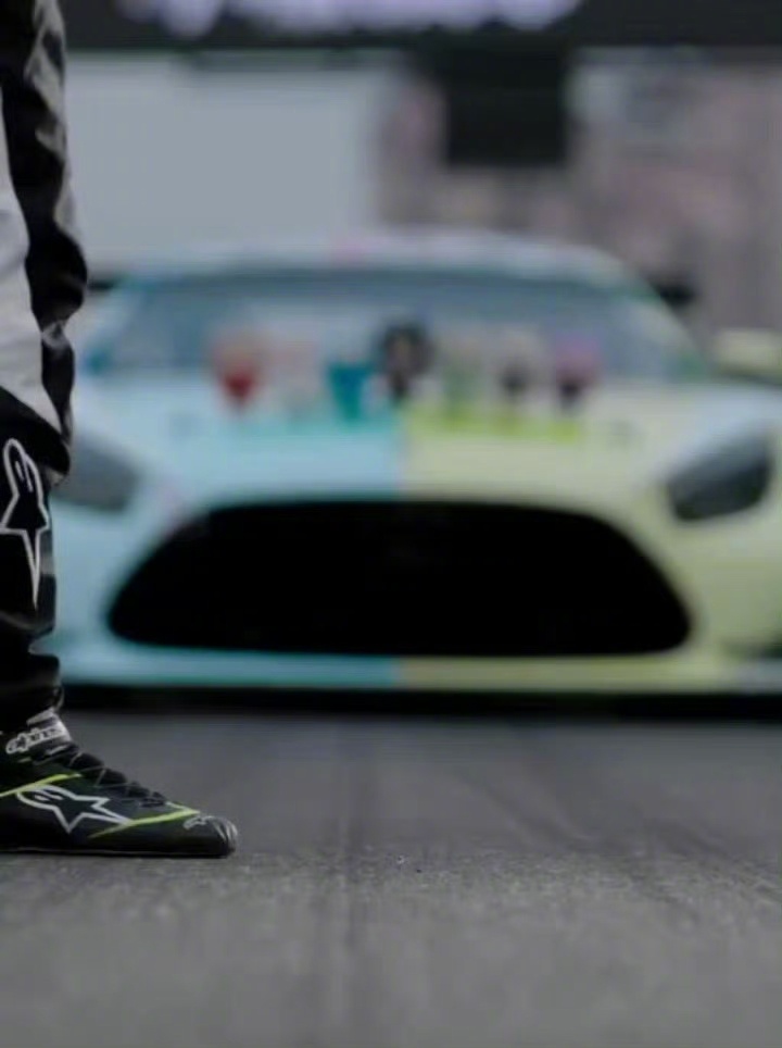 王一博黑色赛车服造型王一博一身黑色赛车服完全是动漫里走出来的男主！帅的没边了气场