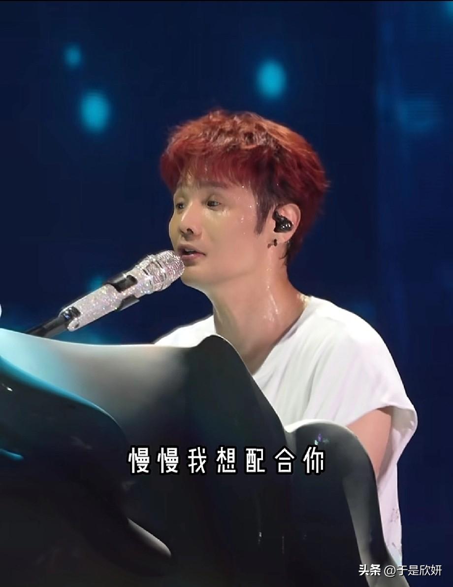 李荣浩演唱会爆哭：一句“慢慢我想配合你”，唱碎了多少成年人的遗憾
 
演唱会现场