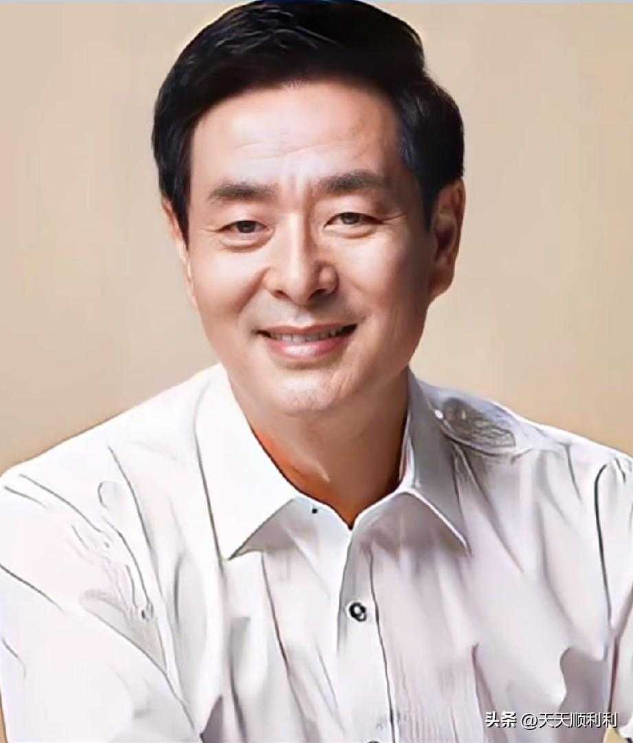 曾经的顶流帅哥，谁能想到凌晨一点，竟然蹲在床边，用一根布绳把自己和94岁的老母亲