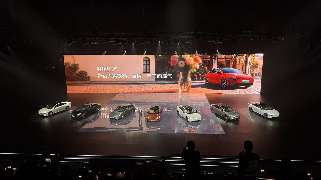 铂智7上市比原本预售价再降1万！
首购的车主享受不到置换补贴
广丰就额外增加5年