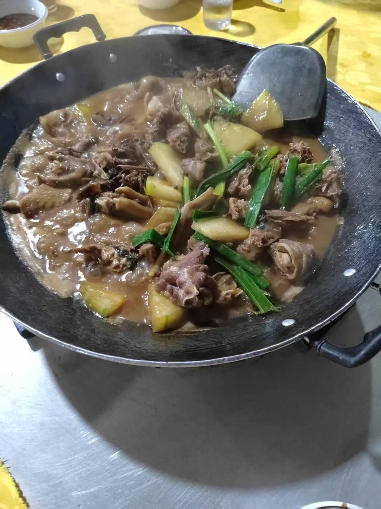 昨天和朋友去吃闷鹅，
三百多块钱一大锅，鹅肉有五斤多，
配上一点蔬菜味道美极了。