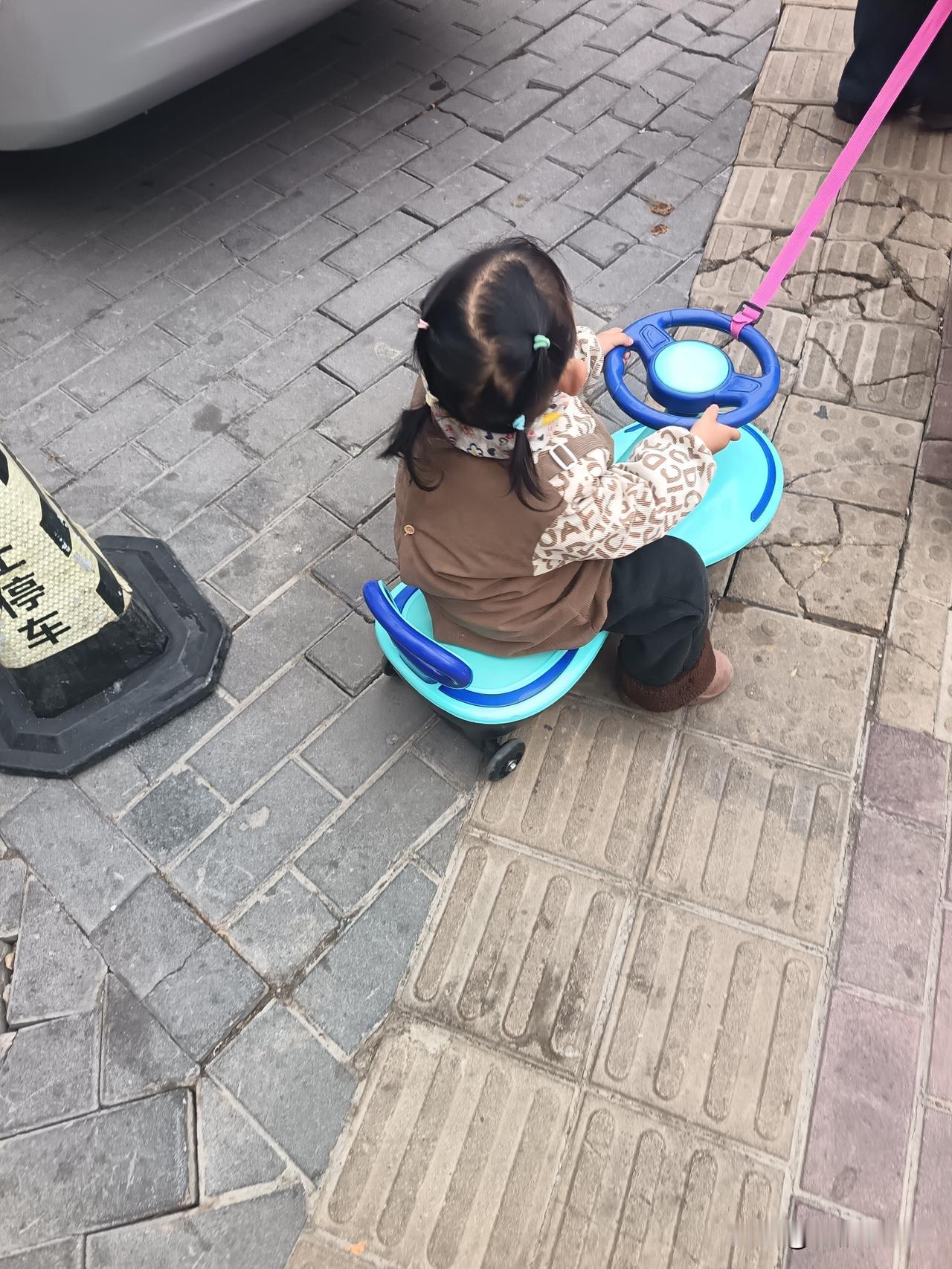 上联：远看青山绿水，下联如何对下联:近观车流马龙