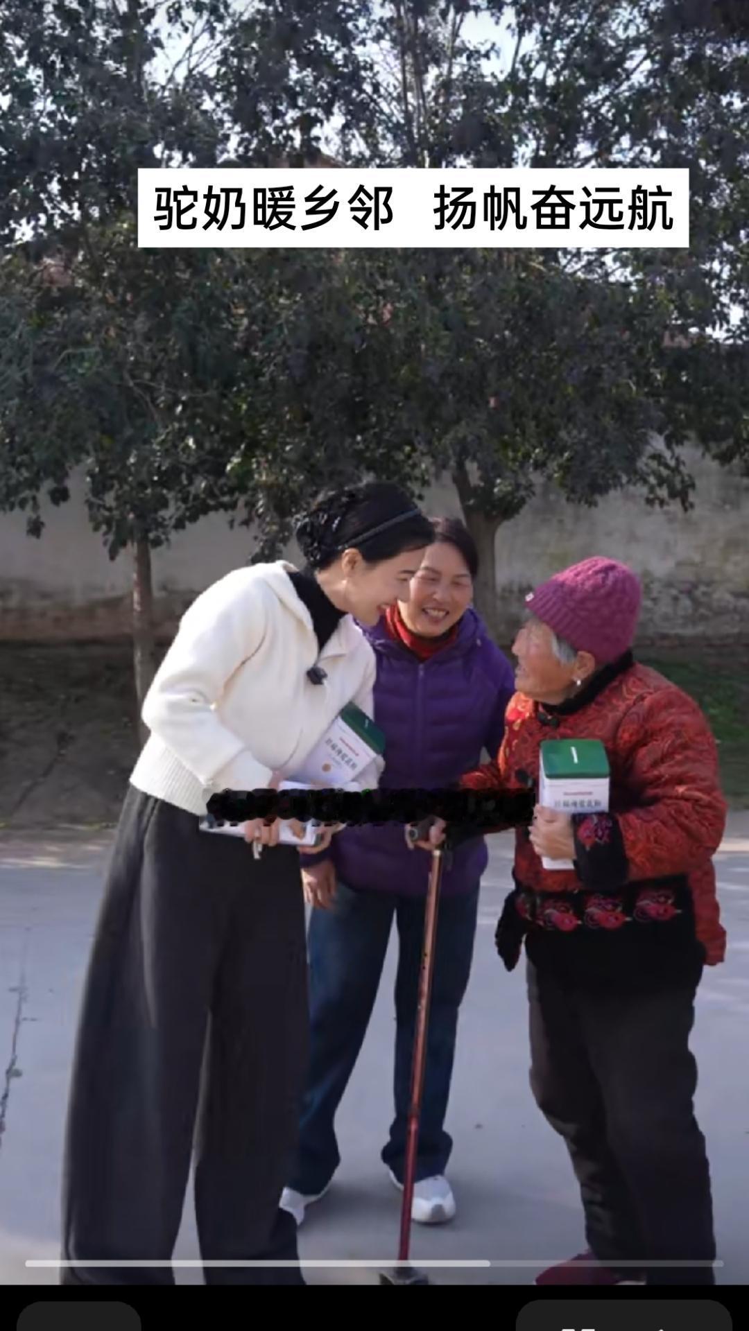        相宜开着电动三轮车缓缓穿行，车斗里码得整整齐齐的驼奶粉罐，在冷冽的