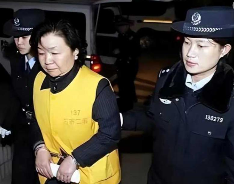 曾经坑害数十万家庭的三鹿奶粉原董事长田文华，在狱中连获三次减刑后，竟传出将于 2