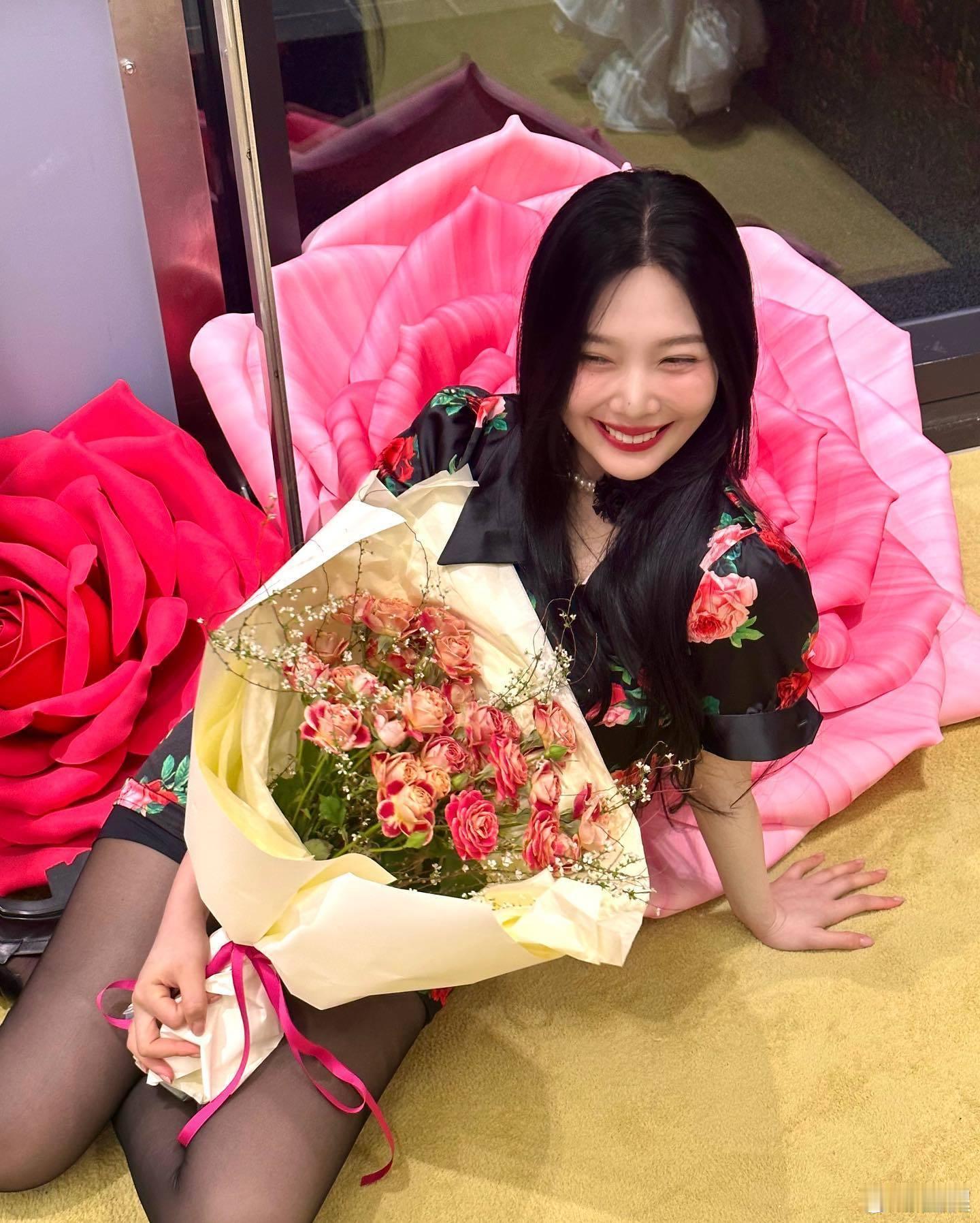 朴秀荣joy 🖤 缎面花卉短裙套装，黑丝很难拒绝[爱慕]💐 ​​​