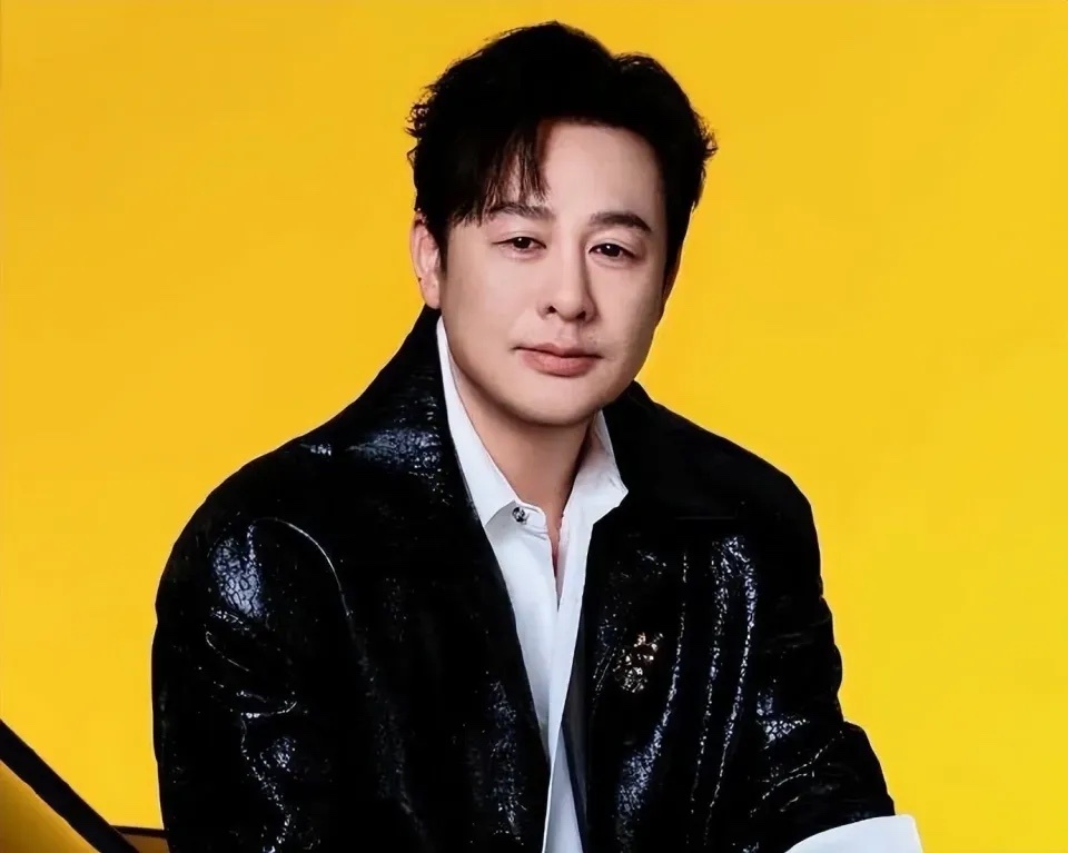 为什么业内曝张颂文人品差，拜高踩低人前人后两样，与辛芷蕾拍戏耍威风，原因很简单1