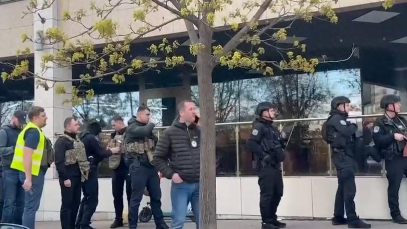 突发！“”莫斯科人“”在基辅大开杀戒，58岁男子街头乱开枪，冲进超市与乌特种部队