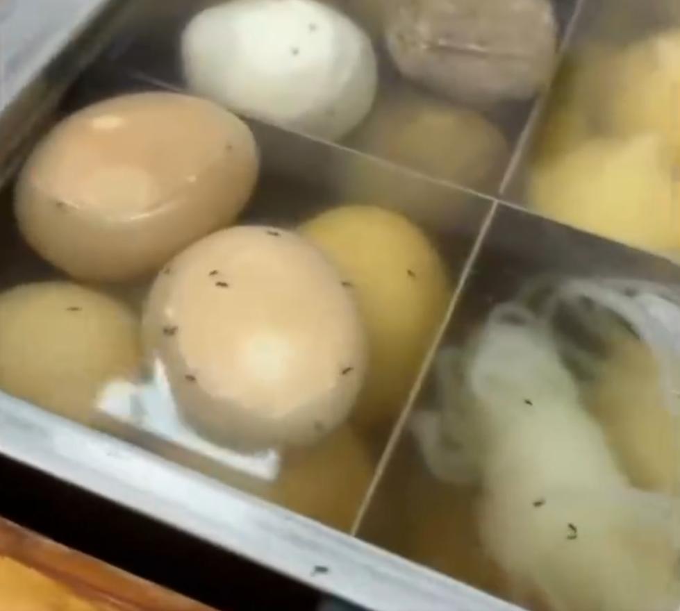 [抓狂]山东菏泽，市民曝光一便利店的关东煮汤锅中漂浮大量黑色飞虫。消费者直言“已