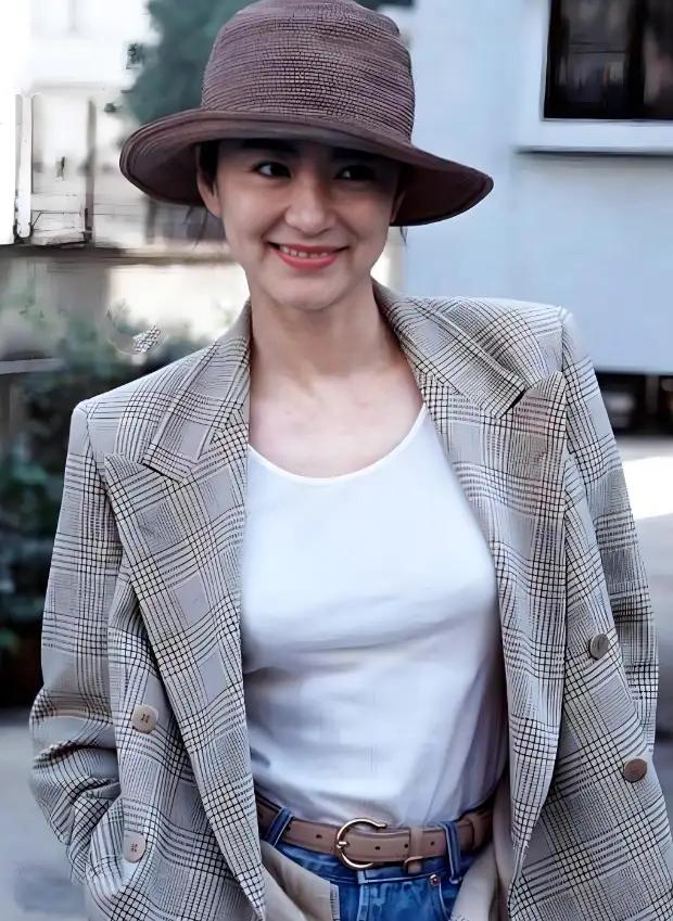 曾经给林青霞当过替身的演员施懿！
 
提起林青霞，很多人都会想到《新龙门客栈》中