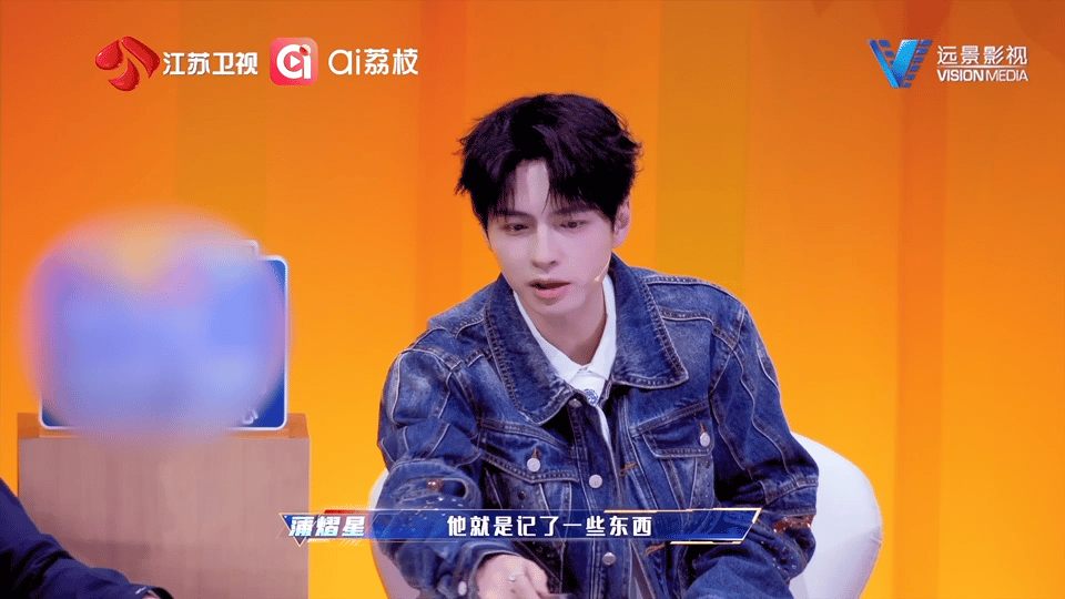 载入脑综史册的一幕出现了 这期完全可以载入最强大脑史册！巅峰对决从第一个项目就开