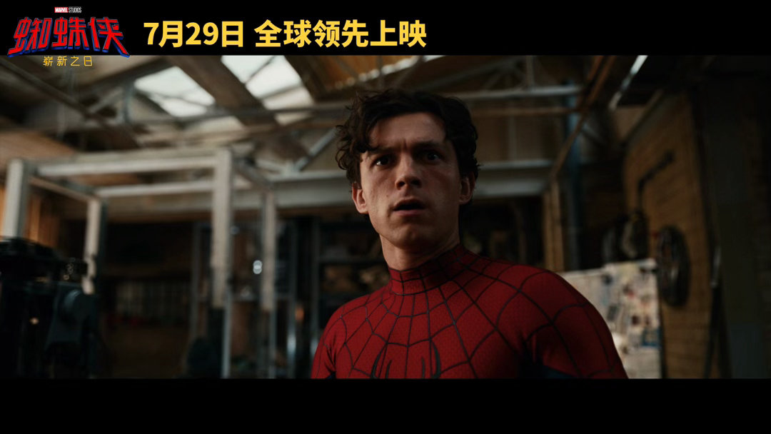 绿巨人一巴掌扇飞蜘蛛侠 彼得本来是去找班纳博士求救的，结果班纳直接暴走变身浩克，