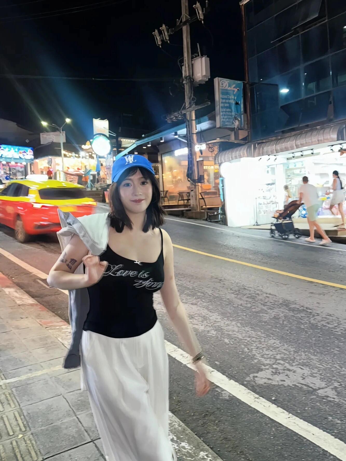 王星女友一看就是很干练的女孩 