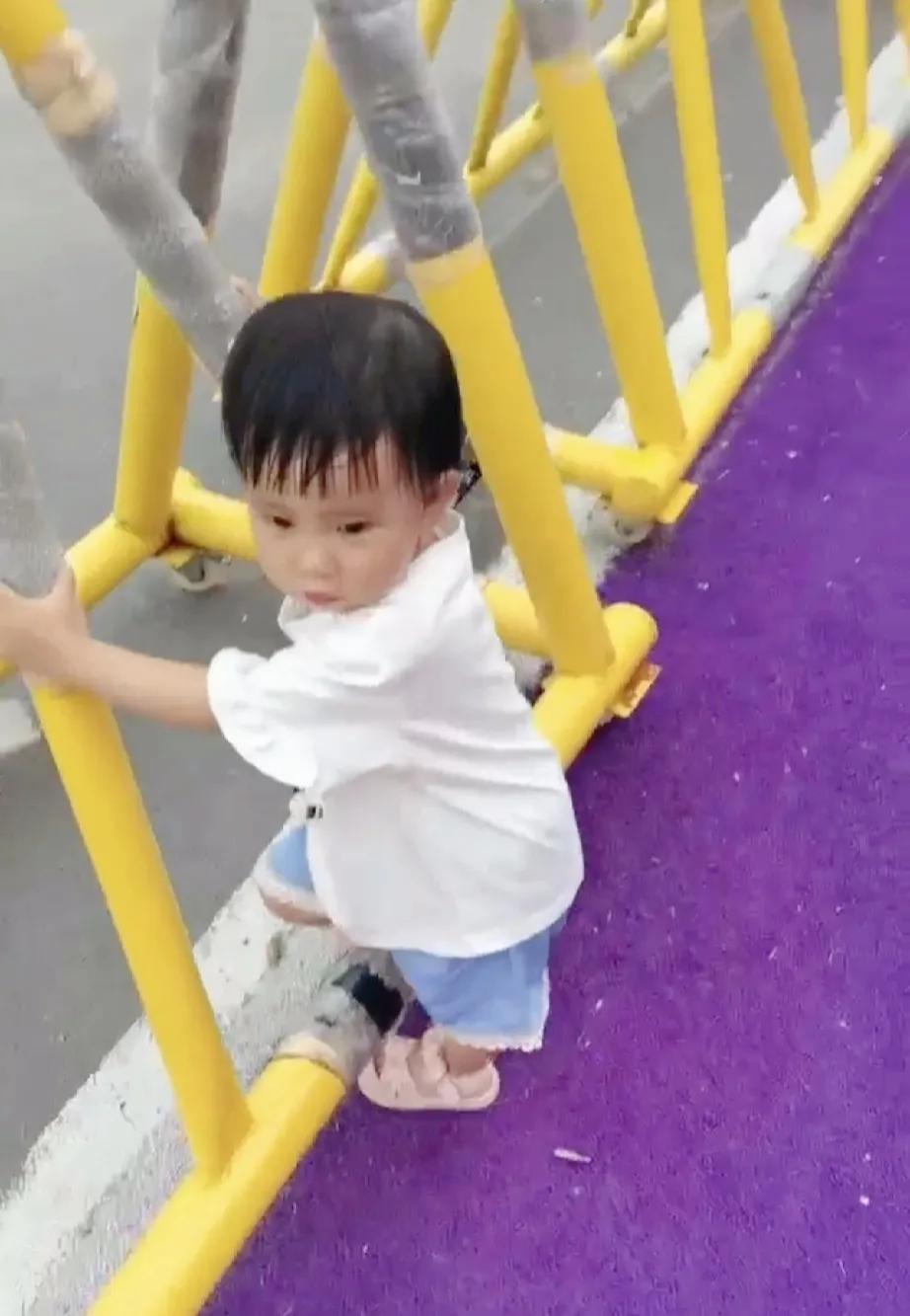谁能帮我出出主意！
小孙女22个月，去广场跟小朋友们玩，结果有两个小朋友吵架，互