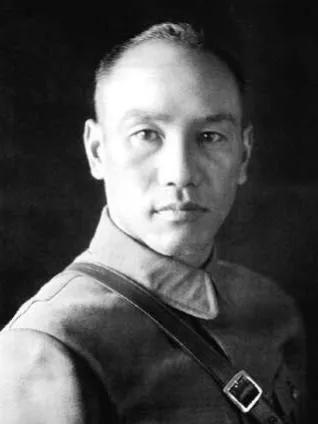 1926年中山舰“320事件”爆发之初，蒋校长其实先吓得跑路了。他担心被挟持，从