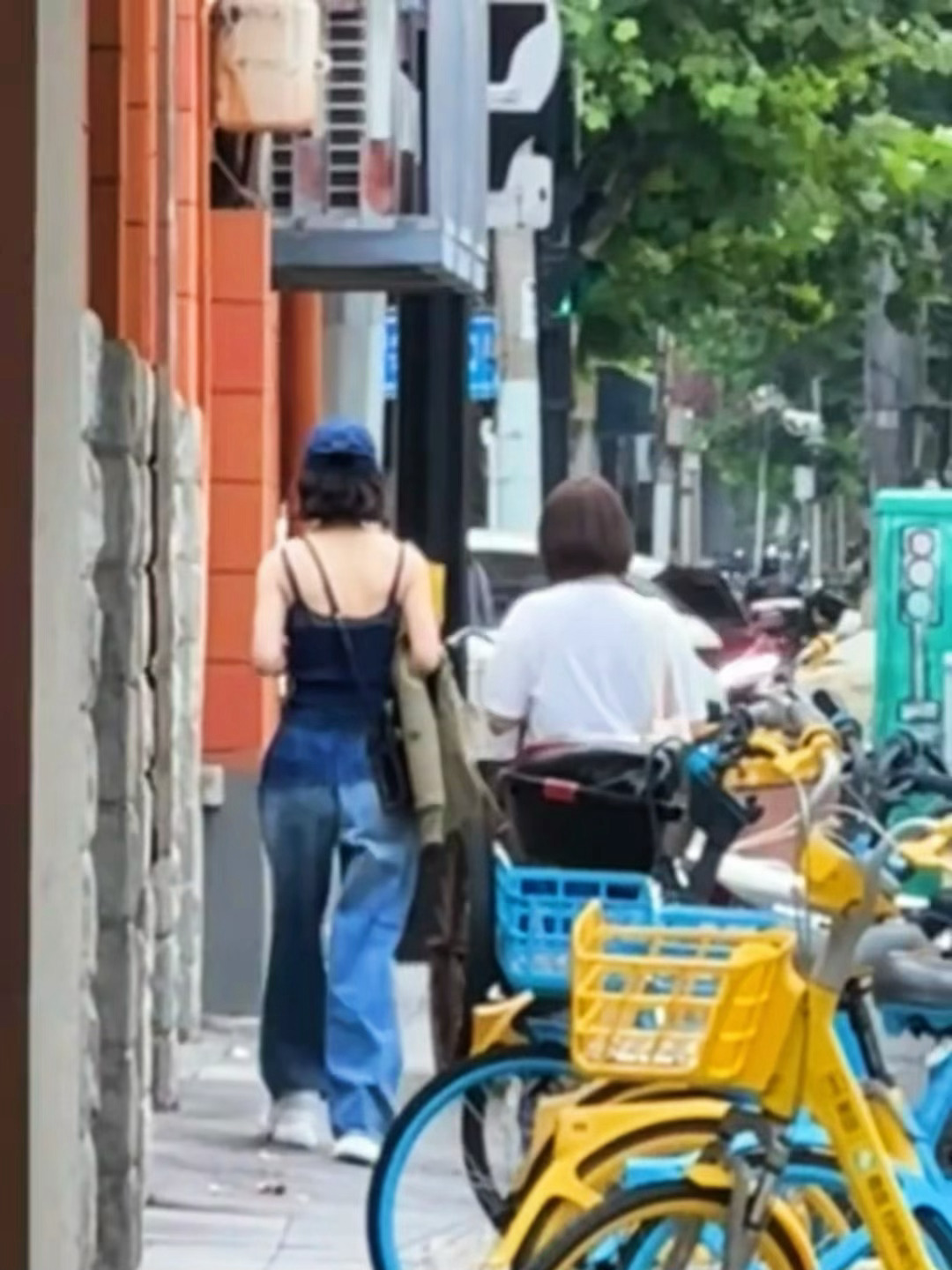 网友在上海偶遇赵丽颖逛街黑色小吊带好好看