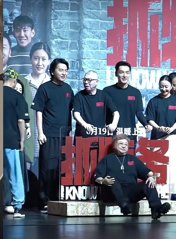 韩红事件皆因“抓特务”而起，看图1，特务字牌前坐的是谁？而且冯小刚对着韩红在做“