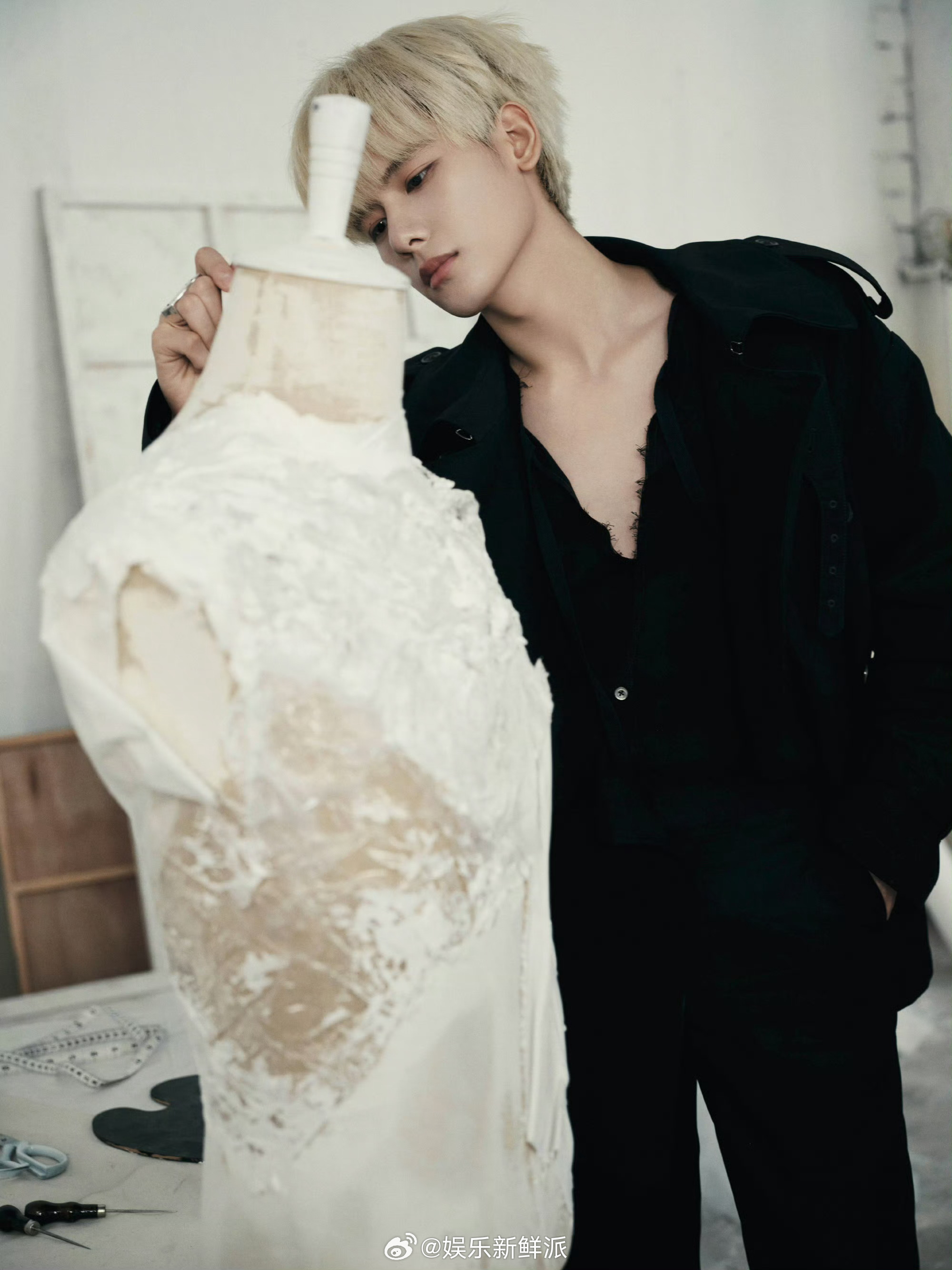 派酱安利 胡先煦金发深v 我们小胡果真是年轻又貌美～金发深v造型，真是越看越上头