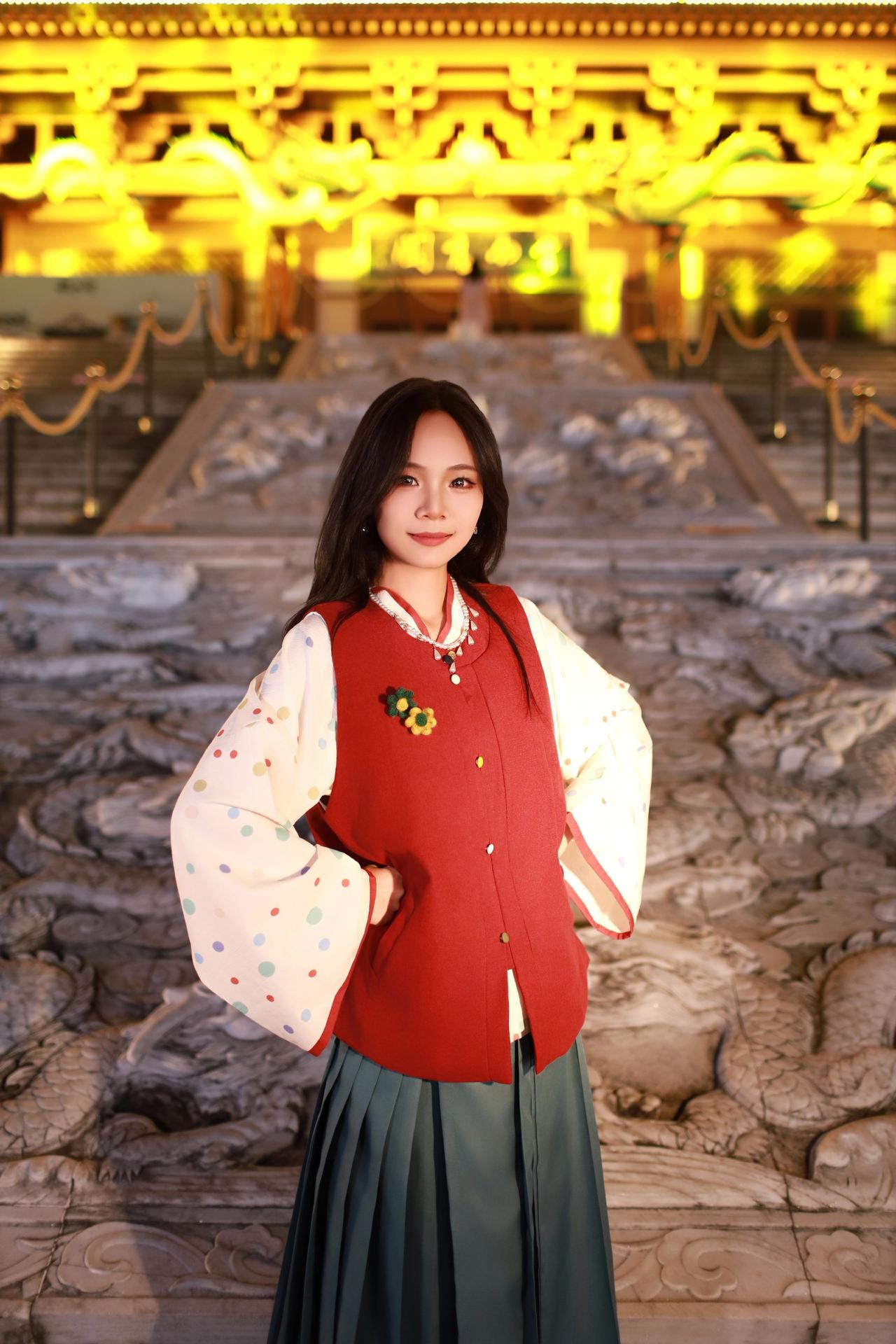 小姐姐，一来就要找我拍照。感谢友情出镜，就让小姐姐的微笑散在秋风里。女生拍照姿势