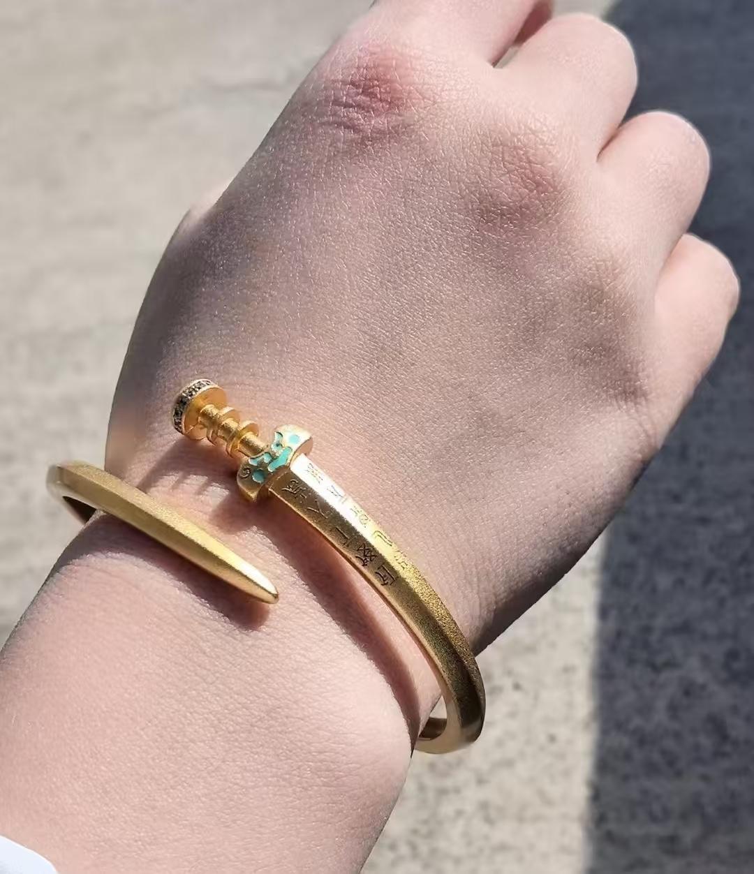 昨天表妹结婚，让我登记礼簿，有个男的来随份子钱，临走时给了我一张名片。我低头写东