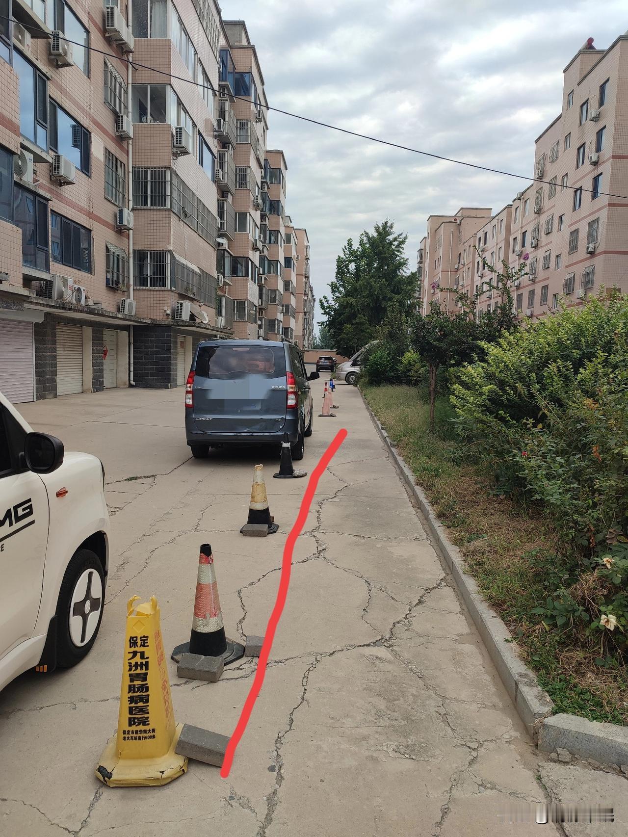 你要是把锥桶摆在你们家炕头上，一点问题也没有，但是你不能这么干。
车库是你们家的