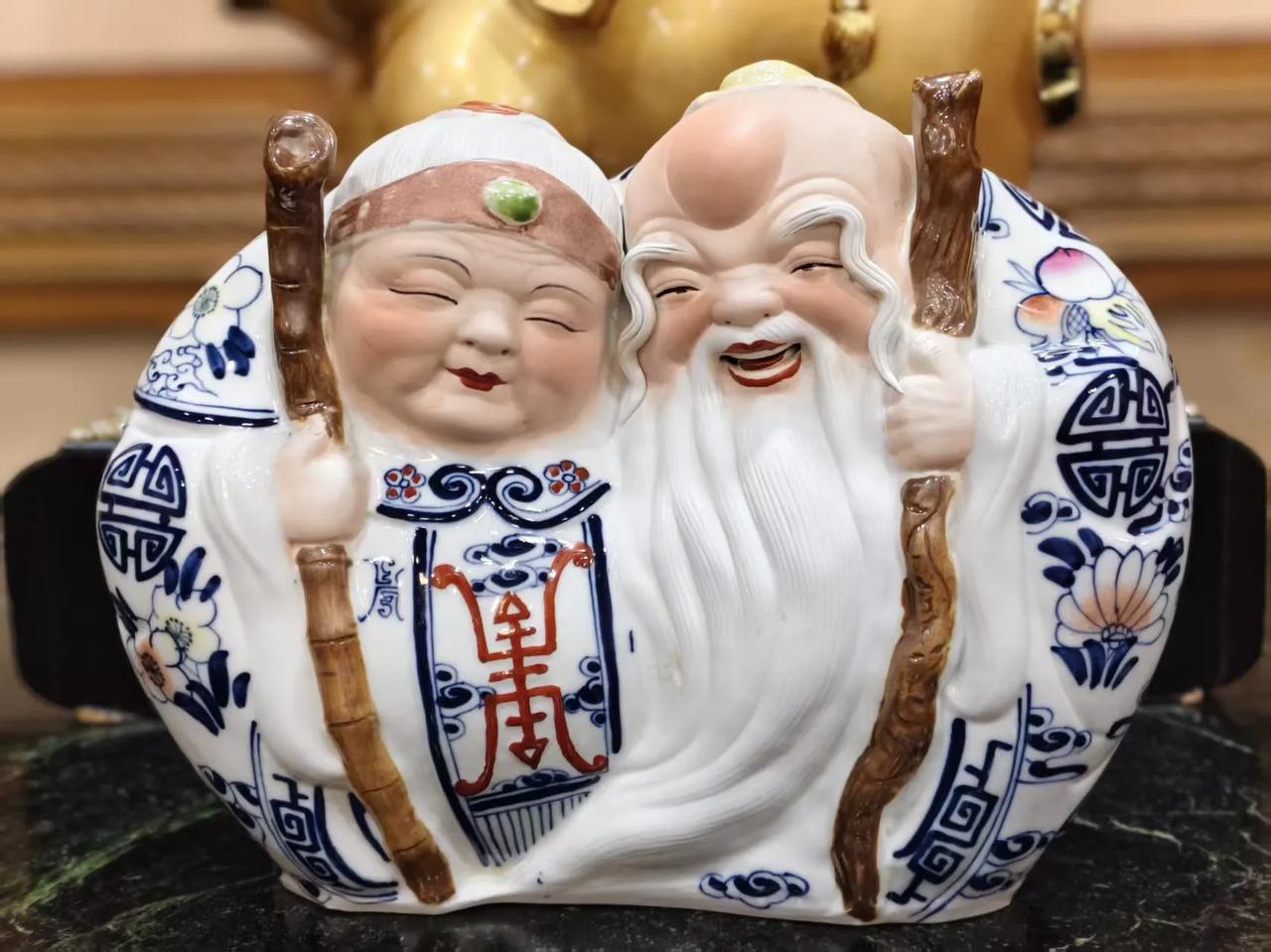 瓷釉光洁细腻，色彩柔和淡雅，每一处纹路都做得精巧别致。两两相对，相依而立，寓意夫