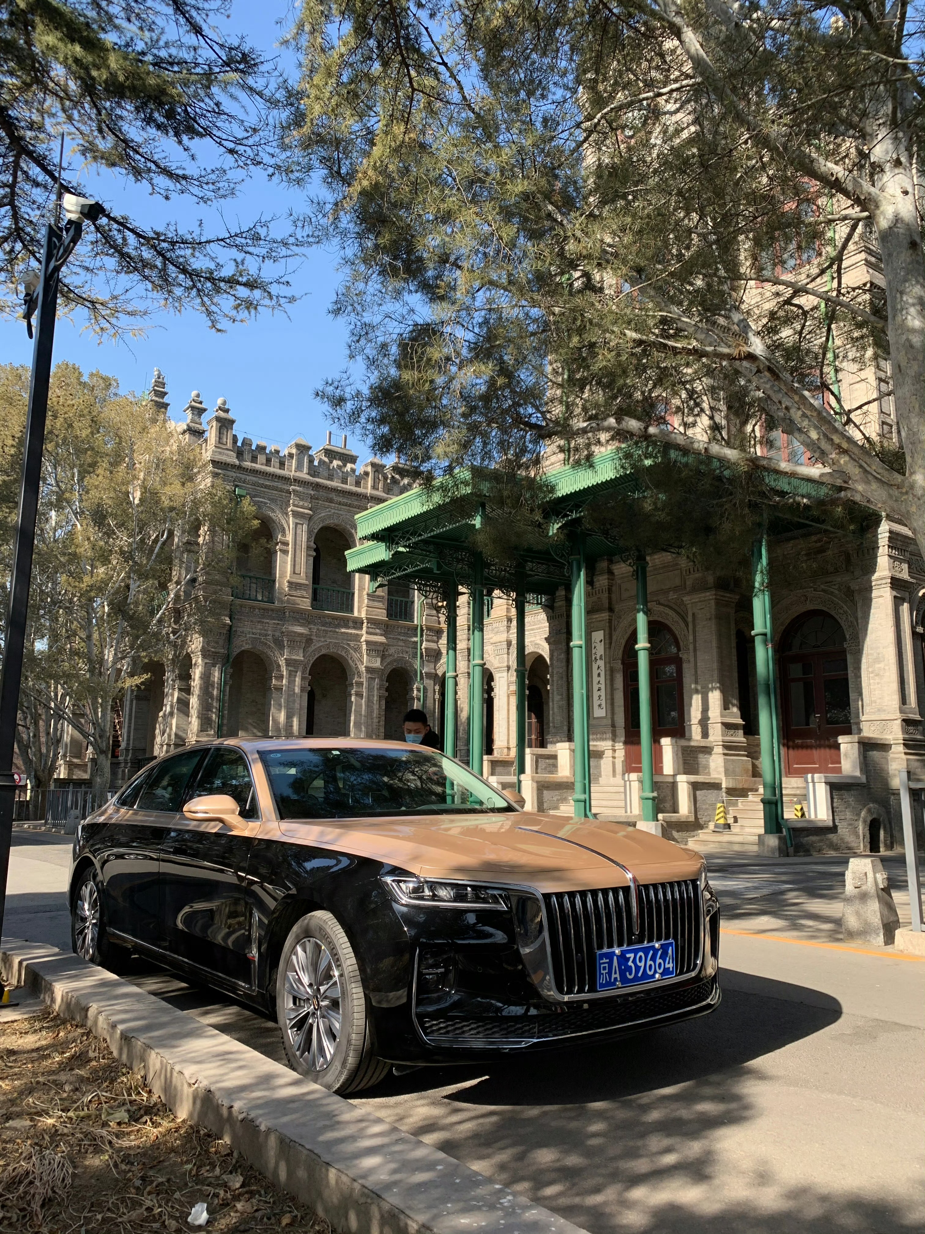 九三阅兵礼宾车正陆续返还车主我拍过的一台京A红旗H9这台车放在现在，外观也非常经