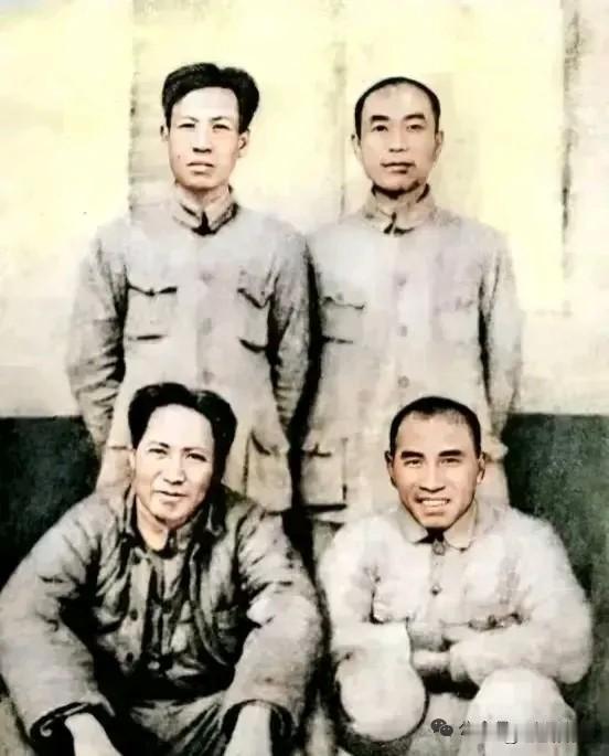 毛主席、刘少奇、朱德、周恩来：三个不同时代的四大伟人同框合影意义非凡
第一张，是