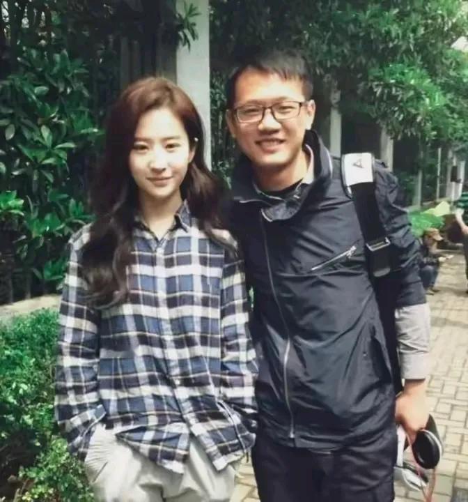 全世界男人都要羡慕他，因为他身边站着的女孩不一般！她在国内和国外的知名度都很高，