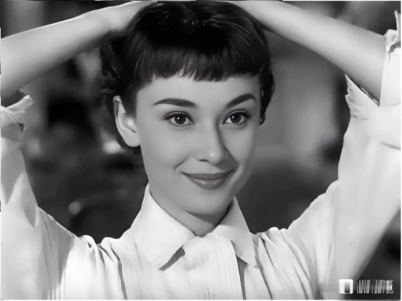 翻开《一辈子活在优雅里，奥黛丽赫本》，便被这位传奇女性的一生深深吸引，这是我20