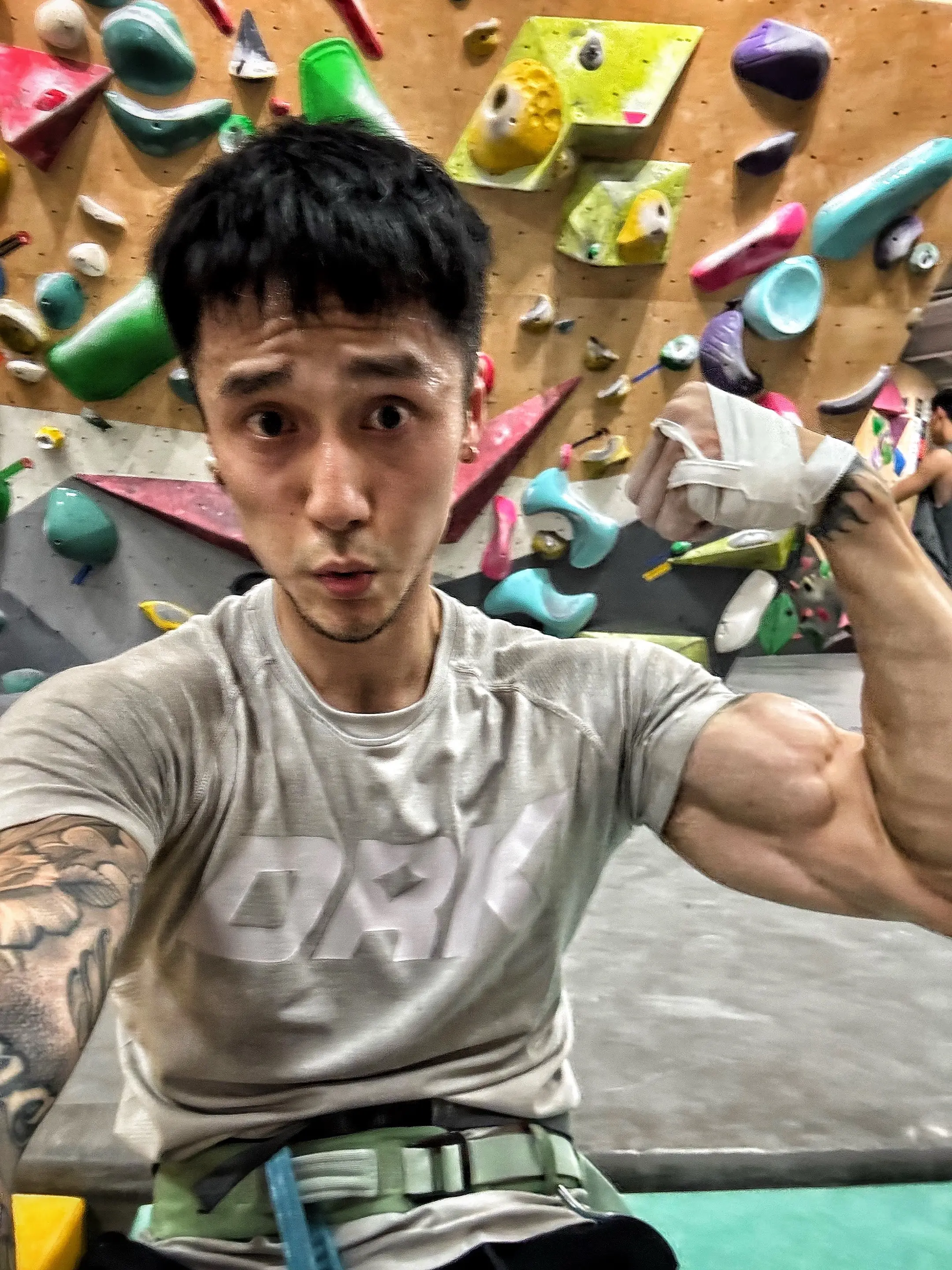 攀岩人的小薄肌。找好光线 拉满锐化 就有肌肉了哈哈