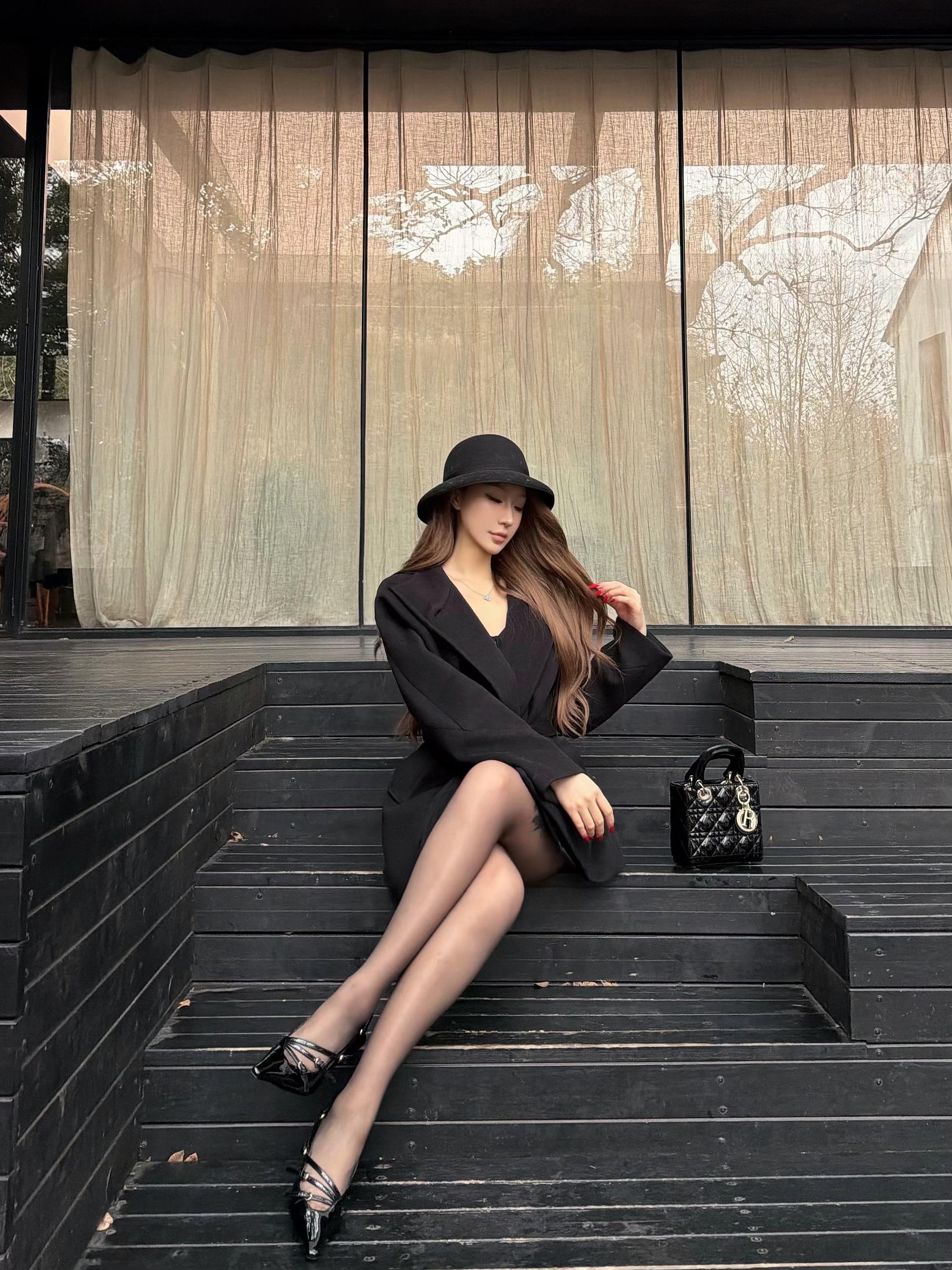 BLACK LADY.