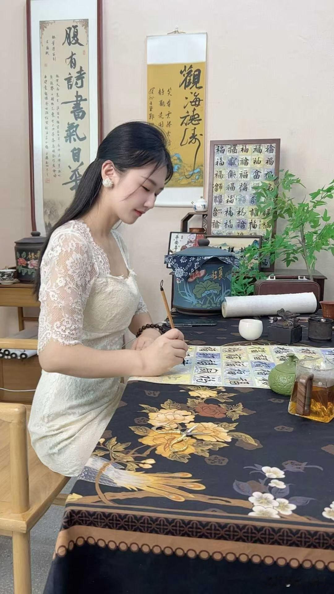 腹有诗书气自华。厌伴老儒烹瓠叶