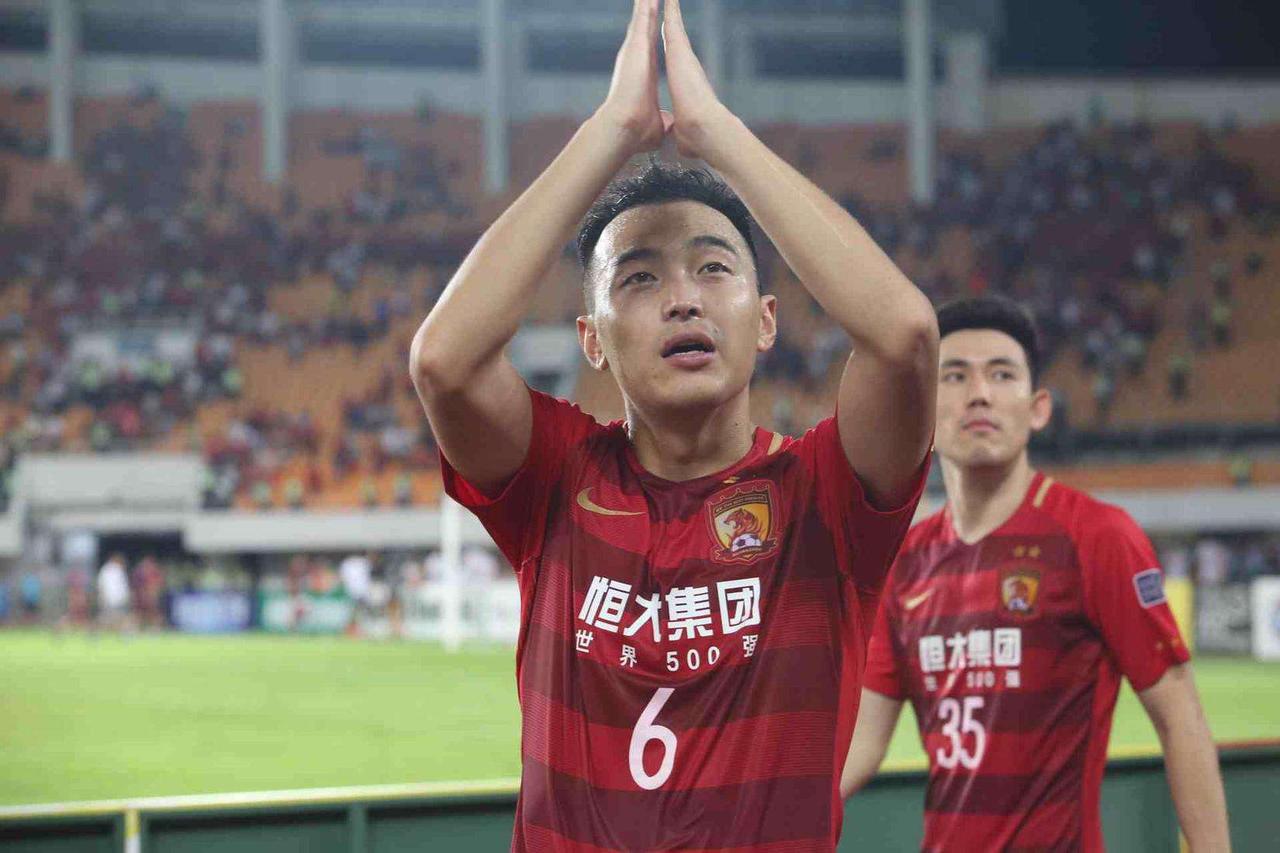 黄强歪谈体育认为，如今中国足坛活化石不多见，很多人看到一个37岁的老将还在拼命，